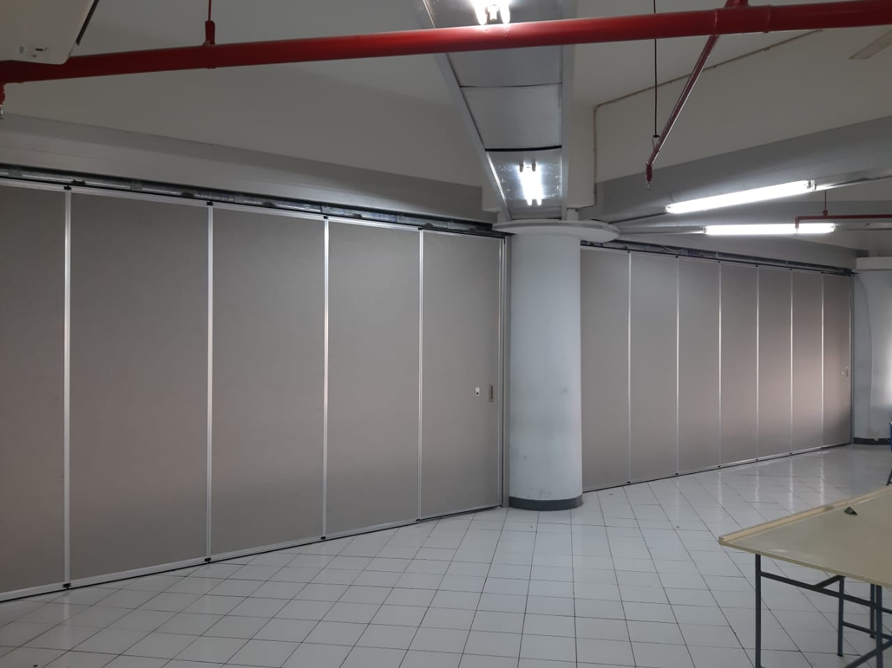 Membuat Aula Besar Menjadi Beberapa Ruang Kelas Dengan Partisi Sekat Ruangan